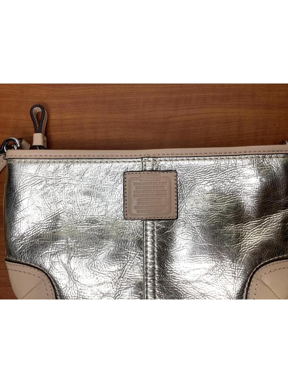 < Coach XL Large Metallic Silver and Cream Beige Leather Wristlet > - Picture 4 of 8